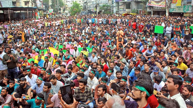 দেশব্যাপী হিন্দু নির্যাতন, মঠ-মন্দিরে হামলার প্রতিবাদে বিক্ষোভ করেন হিন্দু সম্প্রদায়ের মানুষ। আজ বিকেল চারটায় চট্টগ্রাম নগরের চেরাগী পাহাড় মোড় এলাকায়